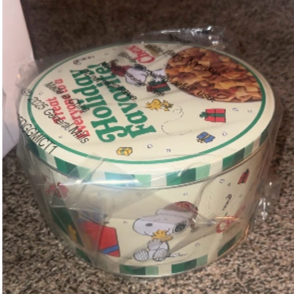 Chex Collab with Snoppy & Charlie Brown Peanuts COLLECTABLE 2025 Holiday Tin - Picture 4 of 6